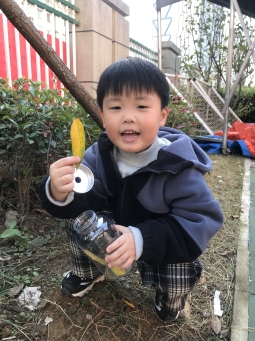 C:\Users\Lenovo\Desktop\成长册照片\捡树叶\IMG_4104.JPGIMG_4104